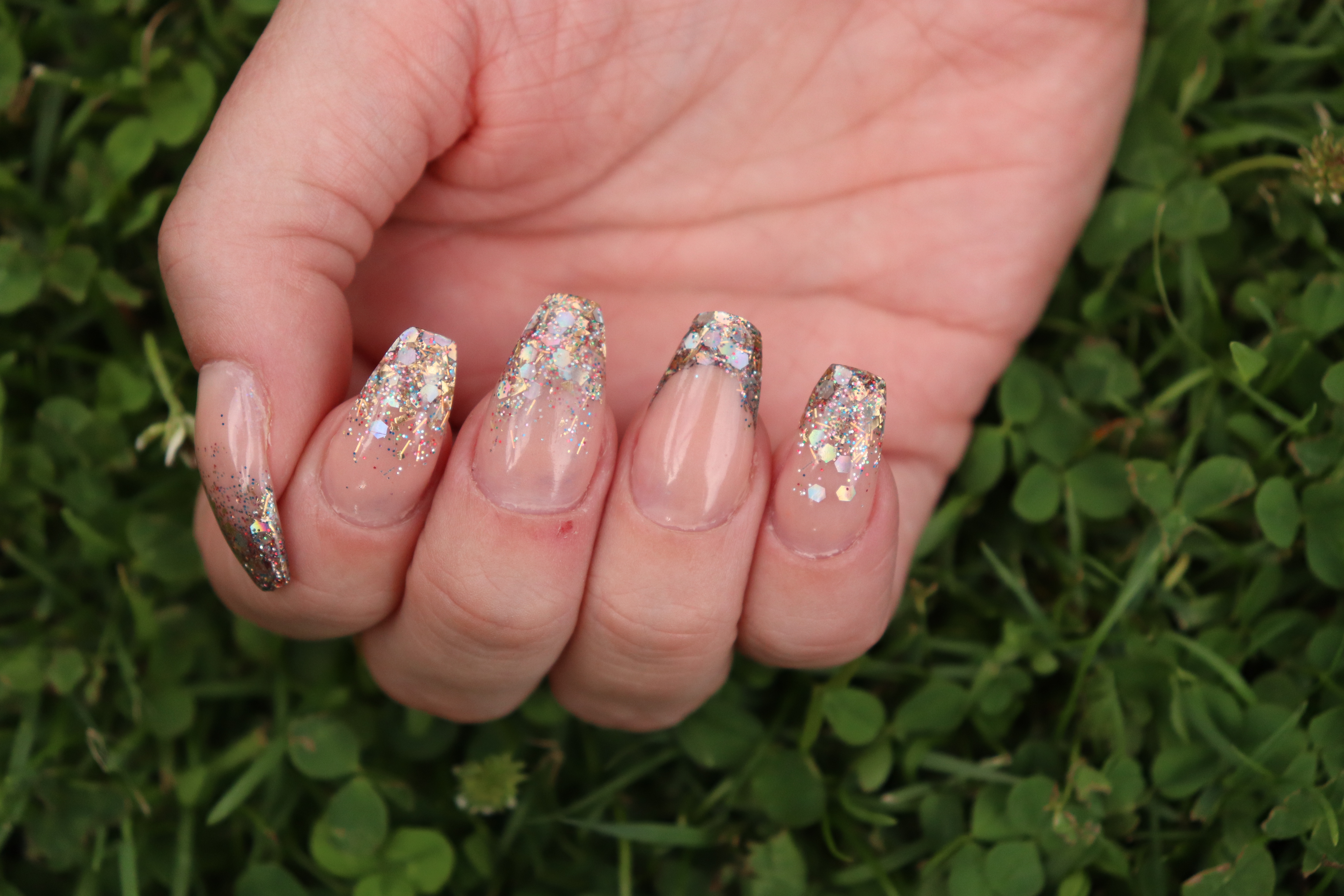 schot concept Drama Glitter Acryl nagels zetten.